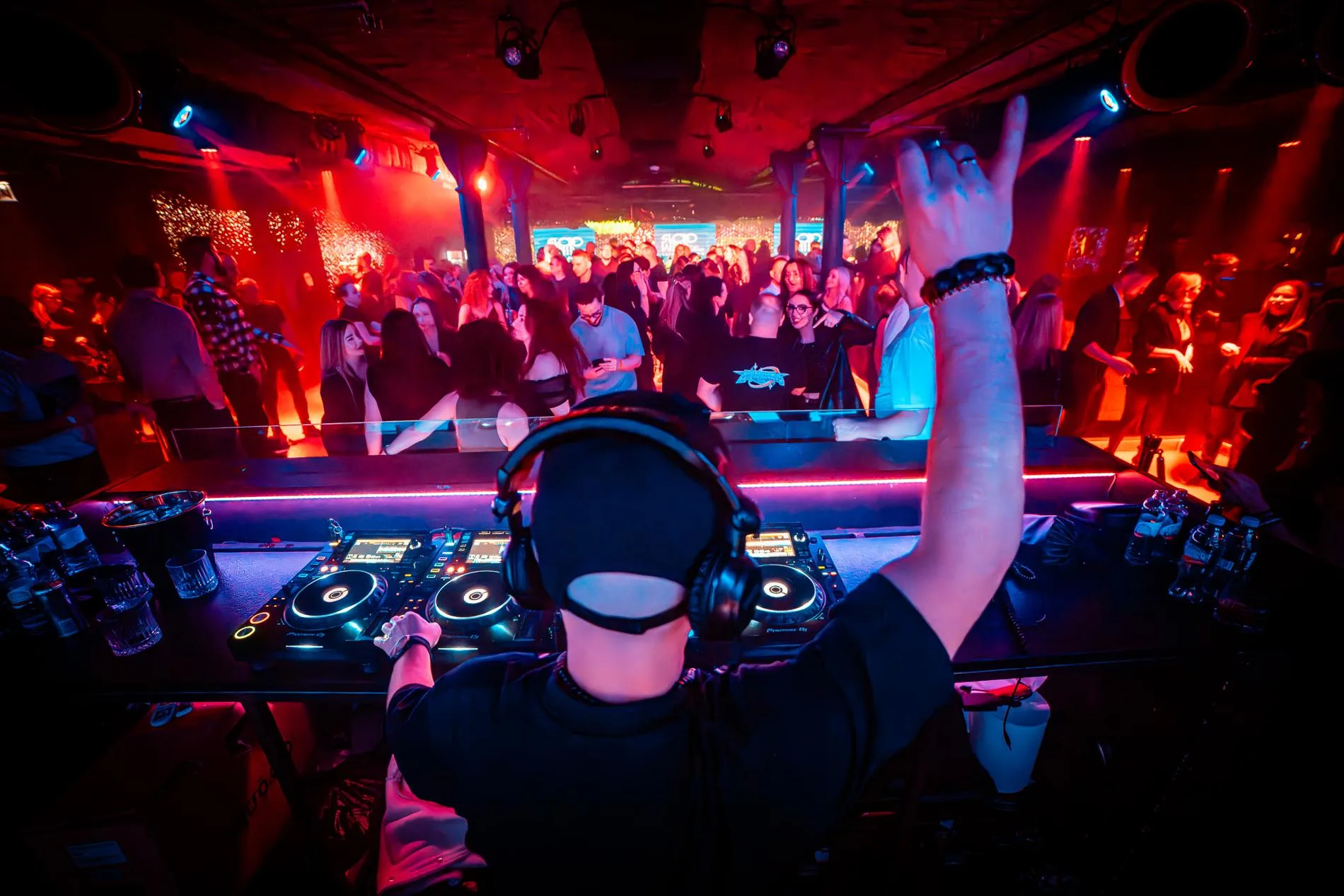 DJ w czerwonym świetle i tłum na parkiecie Słodowni