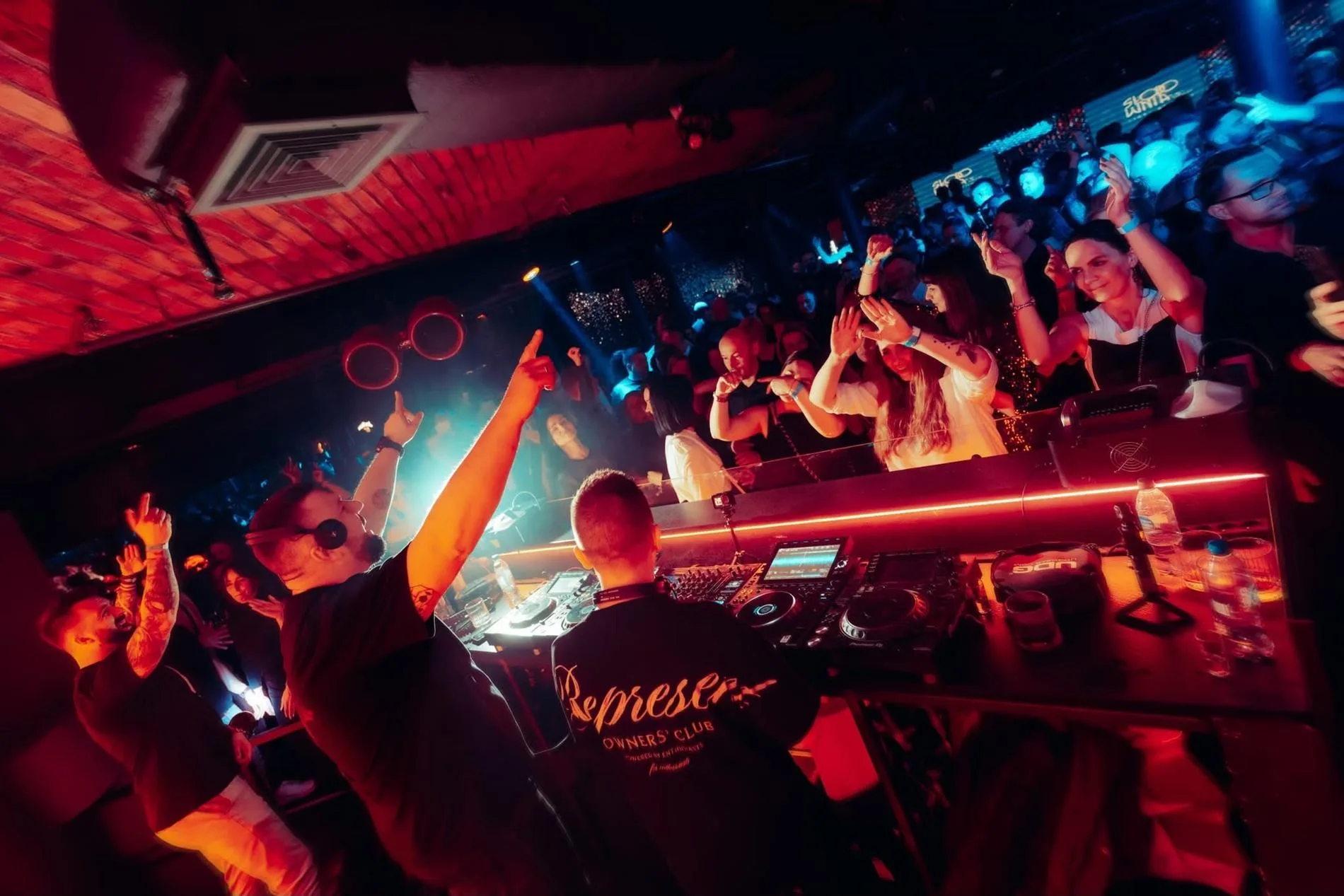 Duet DJ-ów gra set w Słodowni